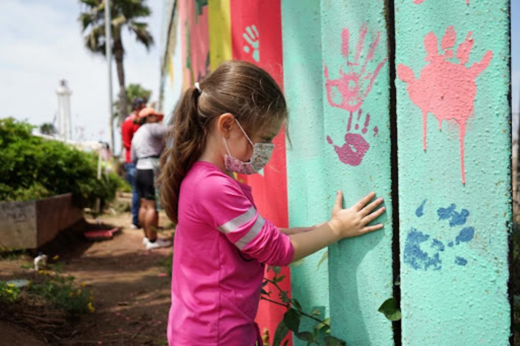 Niños con autismo pintan mural