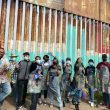 Pintando muro de Tijuana