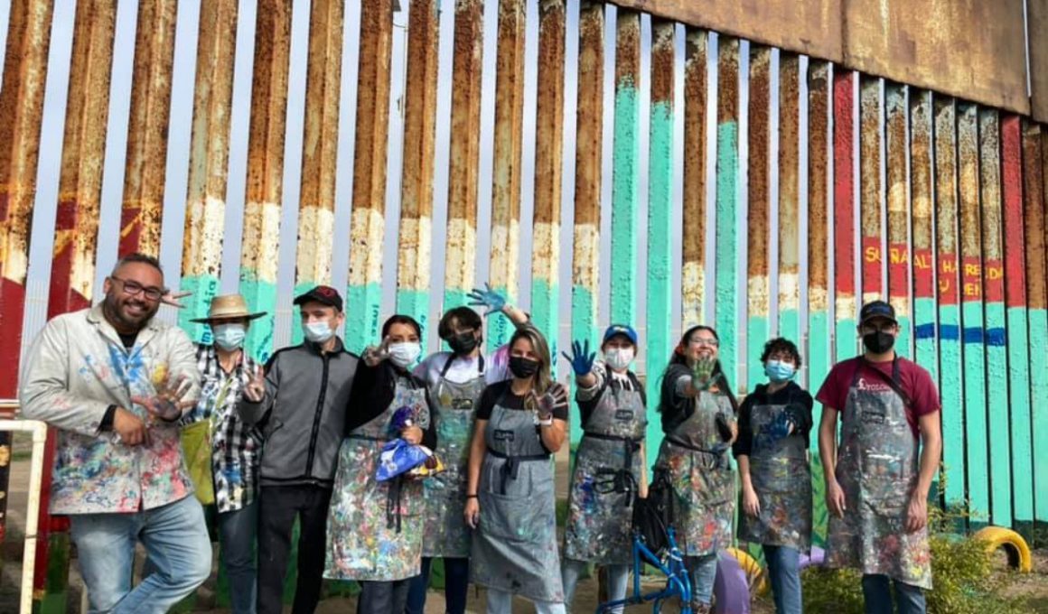 Pintando muro de Tijuana