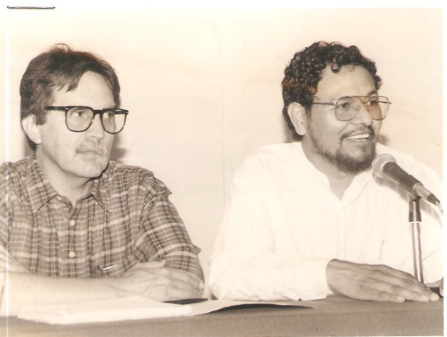 Gilberto López Alanís y el escritor Elmer Mendoza.
