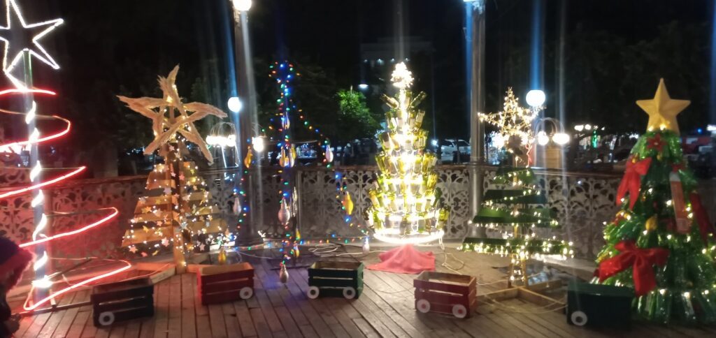 Decoración navideña sustentable en Hermosillo