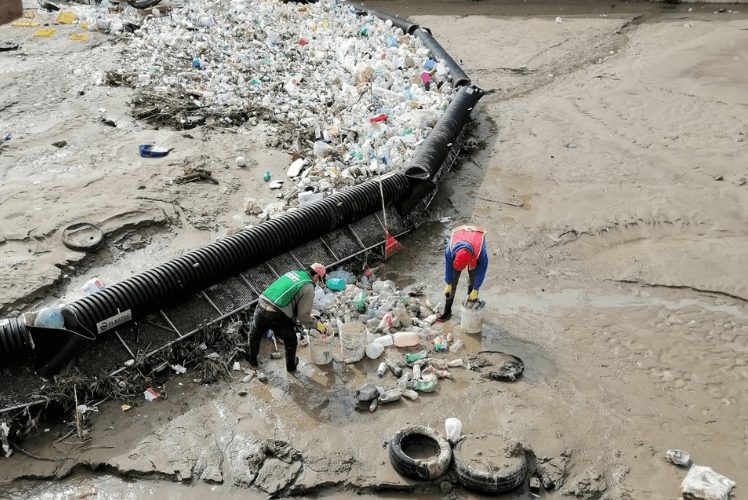 Sistema de retención de plásticos en el Cañón Los Laureles, afluente del río Tijuana  en la frontera EEUU-México. 