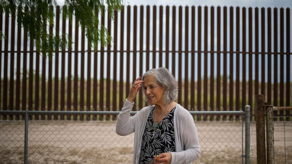 Mujer en muro fronterizo