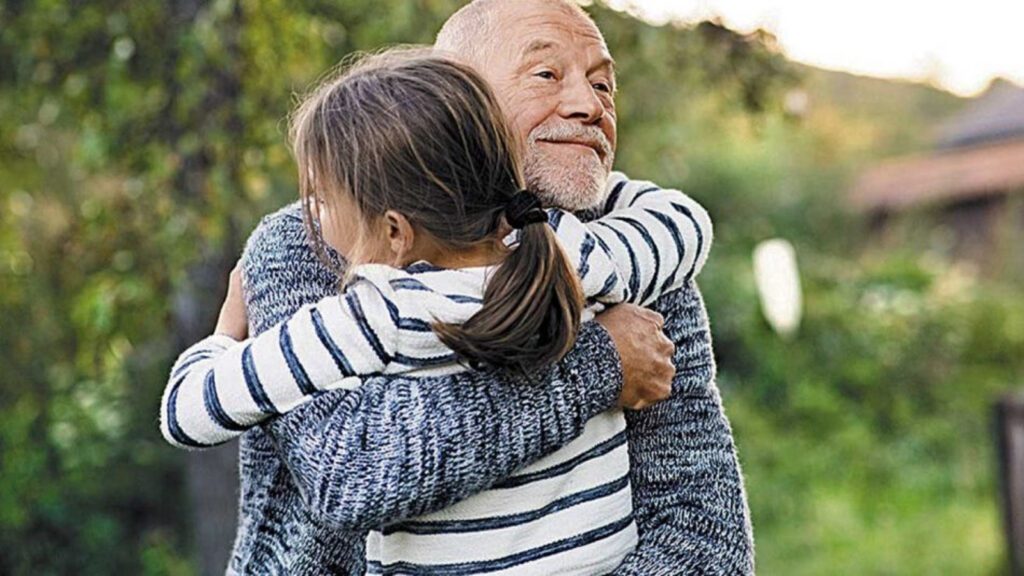 Abrazo entre abuelo y nieta