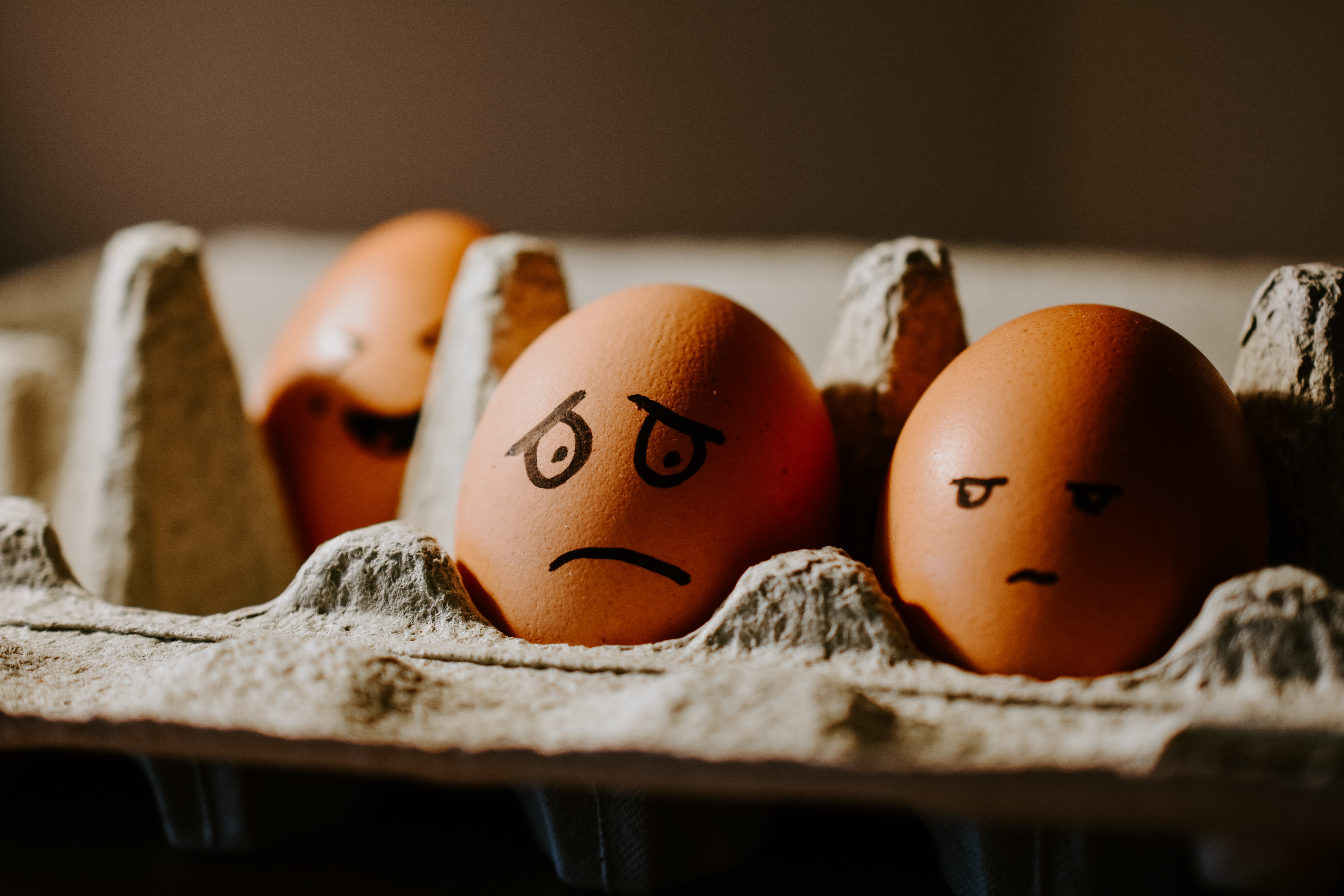 Huevos con caras de tristeza y fastidio.