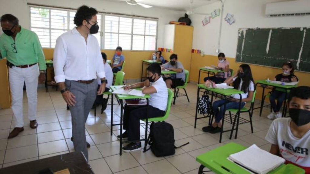 aula de clases con niños Sinaloa