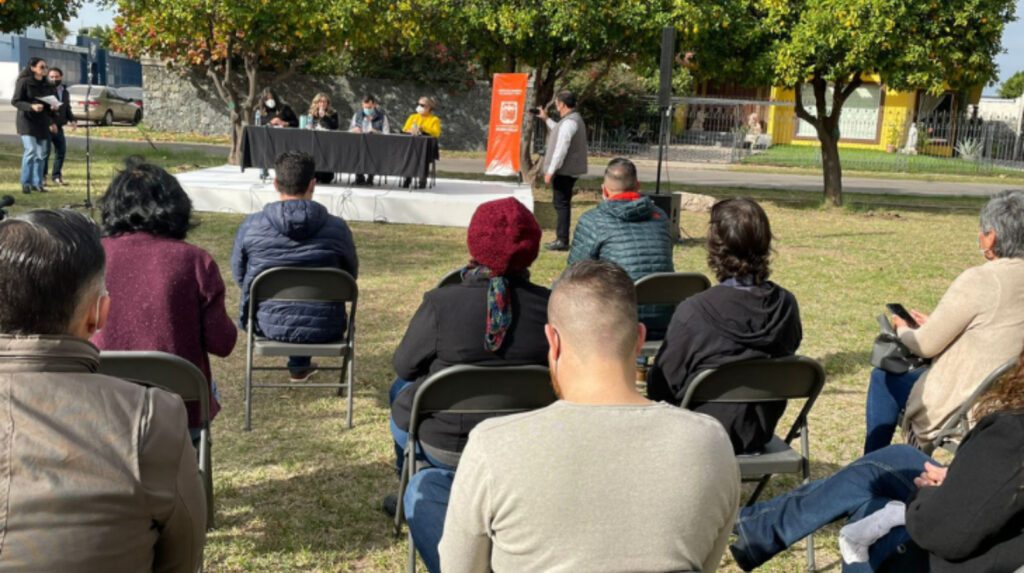 Público sentado en parque durante presentación 