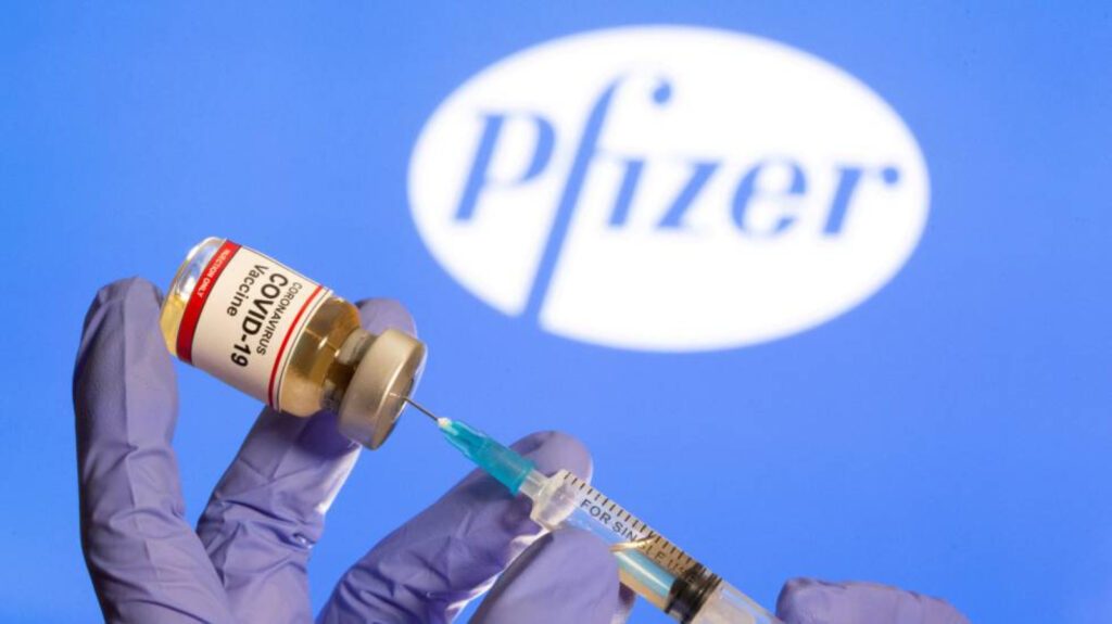 vial y aguja que extrae vacuna pfizer