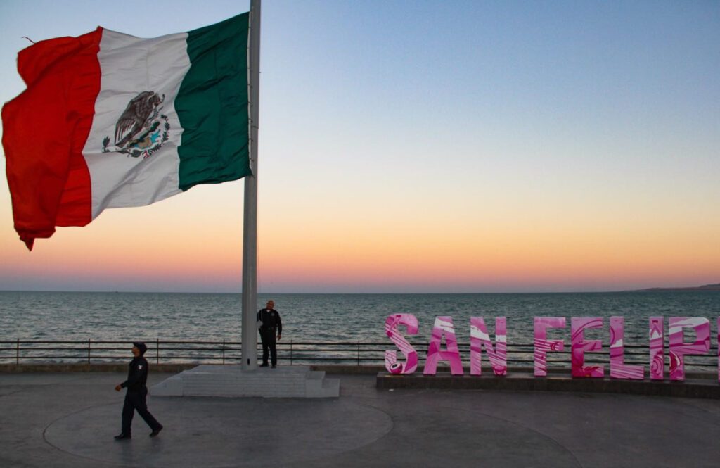 bandera de méxico en malecón de san felipe con mar de fondo