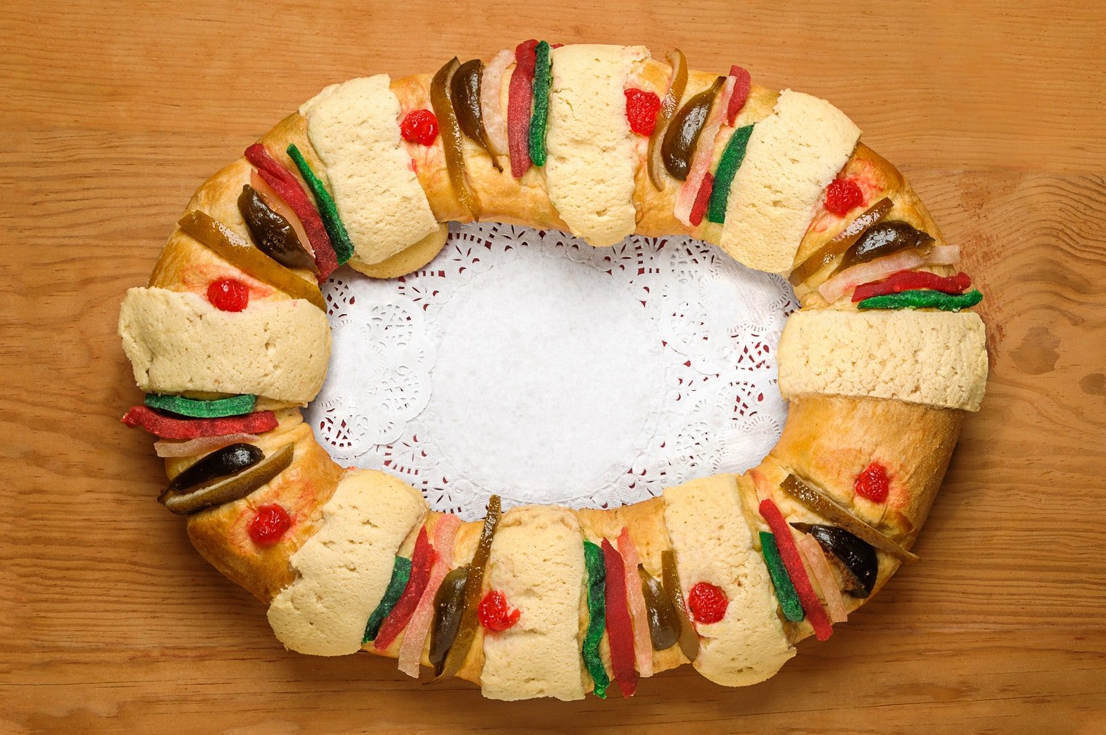 Rosca de Reyes sobre mesa de madera