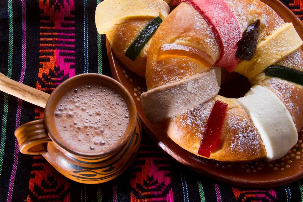 Rosca de Reyes redonda y chocolate