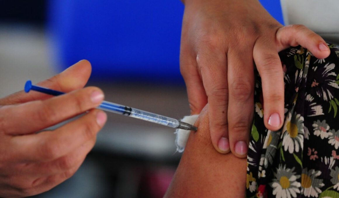 Mujer recibe vacuna contra la COVID-19
