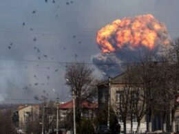 Explosion por ataque de las fuerzas rusas en Ucrania
