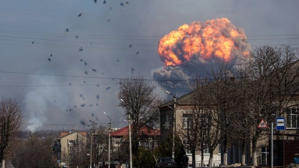 Explosion por ataque de las fuerzas rusas en Ucrania