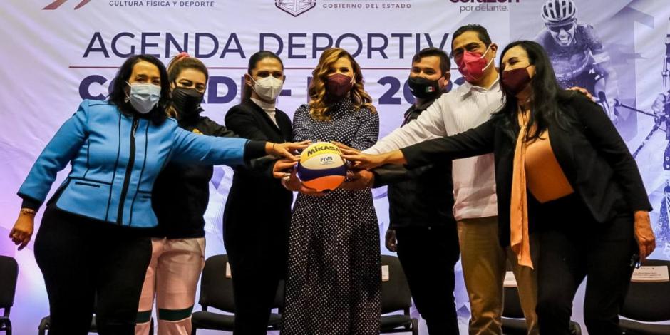 La gobernadora de Baja California con invitados durante la Agenda Deportiva Conade - BC 2022