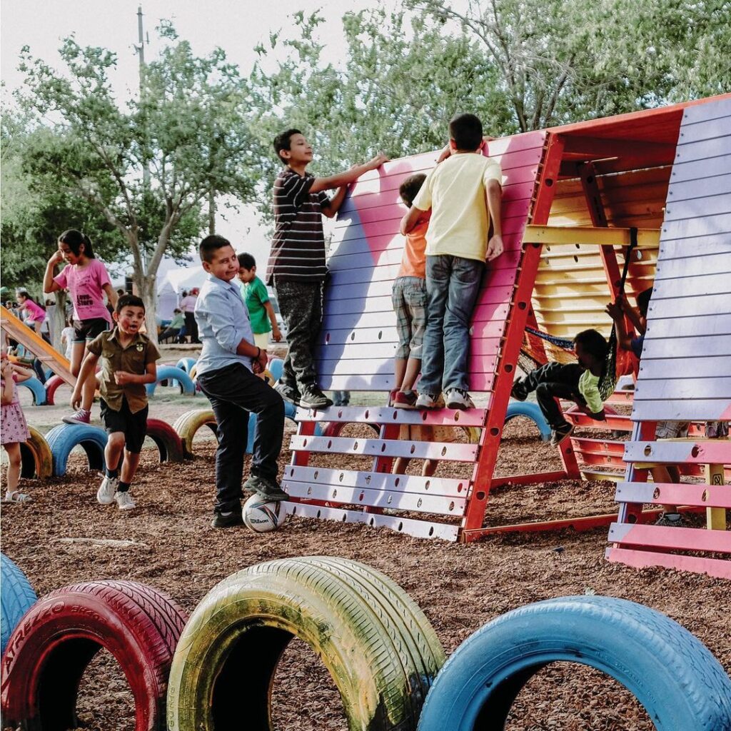 Niños en Ciudad Juarez jugando en un parque rescatado por Nomada Laboratorio Urbano