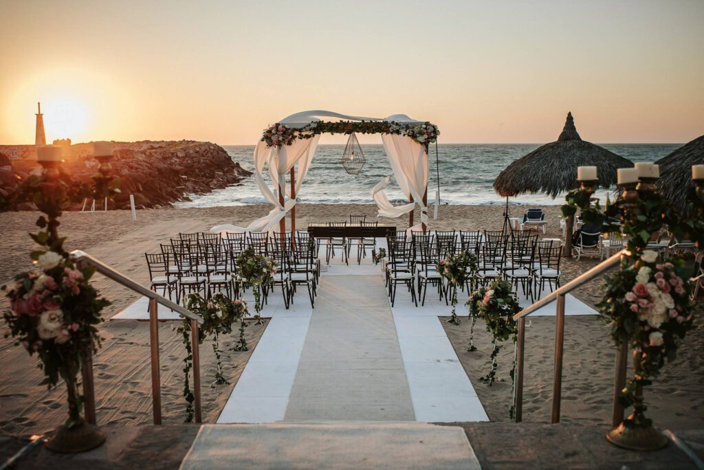 Boda al atardecer a la orilla de la playa en Mazatlan en Sinaloa bodas