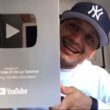 Youtuber Jesus muestra la placa de Youtube por su canal con un million de suscriptores