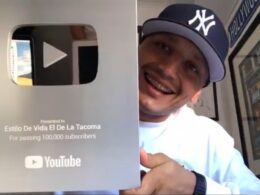 Youtuber Jesus muestra la placa de Youtube por su canal con un million de suscriptores