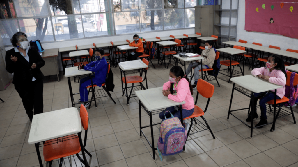 salón de clases con estudiantes covid-19 en Sinaloa
