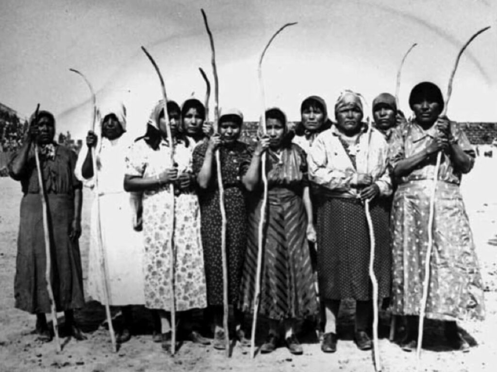 Foto antigua en blanco y negro de un grupo de mujeres guarijios