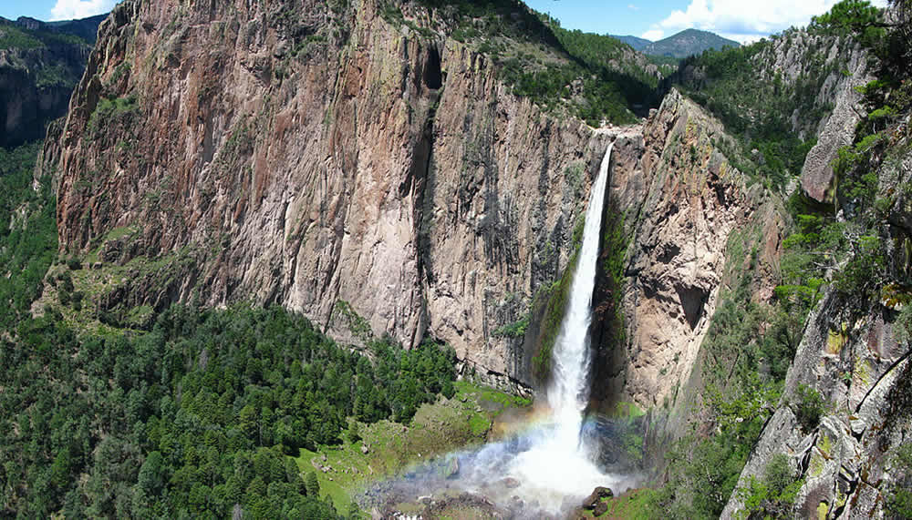 Paisaje de la turistico cascada de Basaseachi en Chihuahua