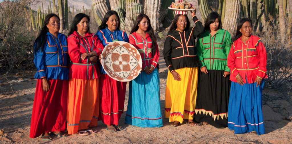 Grupo de mujeres de la etnia seri con vestimenta tradicional en la isla del Tiburon en Sonora