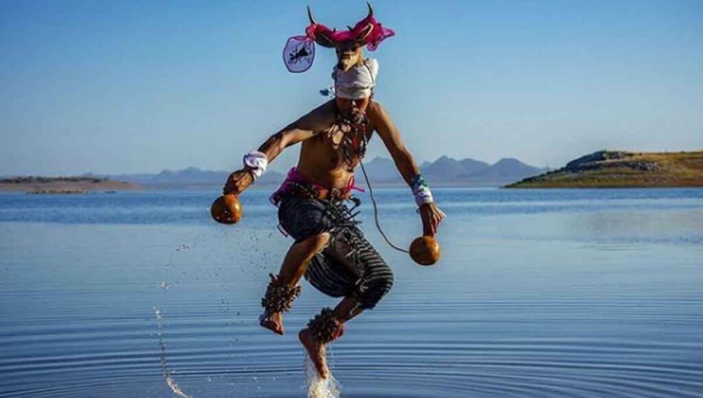 Hombre de la etnia yaqui con indumentaria tradicional bailando la danza del venado