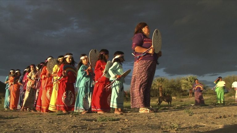 Mujeres de la etnia pápagos en un ritual tradicional al aire libre