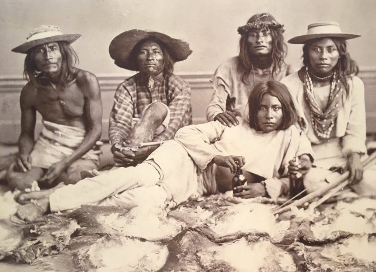 Foto antigua en blanco y negro de hombres y mujeres de la etnia opata 