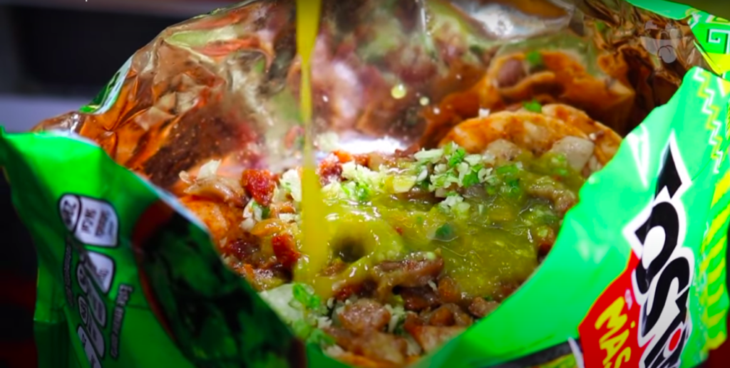 Tostitos preparados on tripa, verdura y salsa en un puesto de tacos callejero en Durango