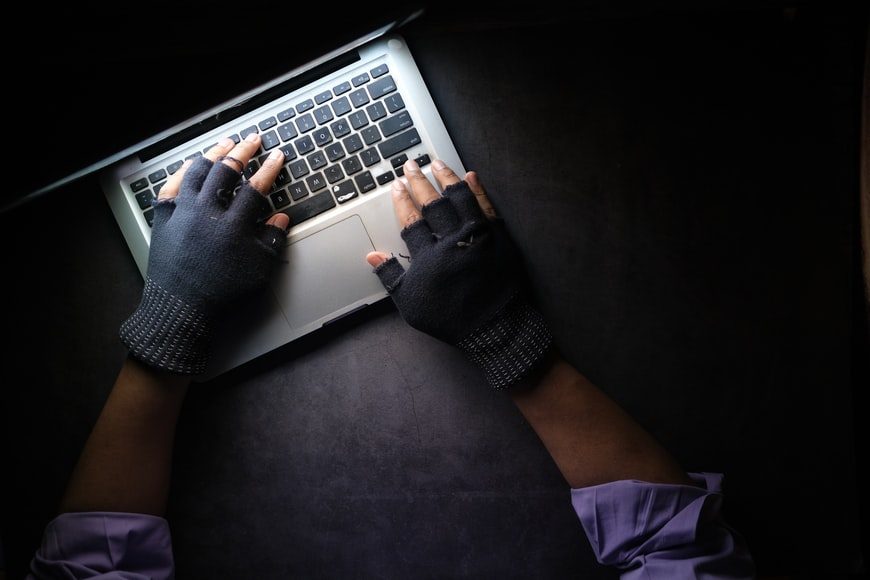 Delincuente hacker tratando de cometer un ciberataque en una computadora