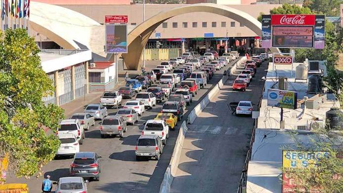 Aduana de Nogales Sonora con vehículos haciendo fila para pasar a Arizona