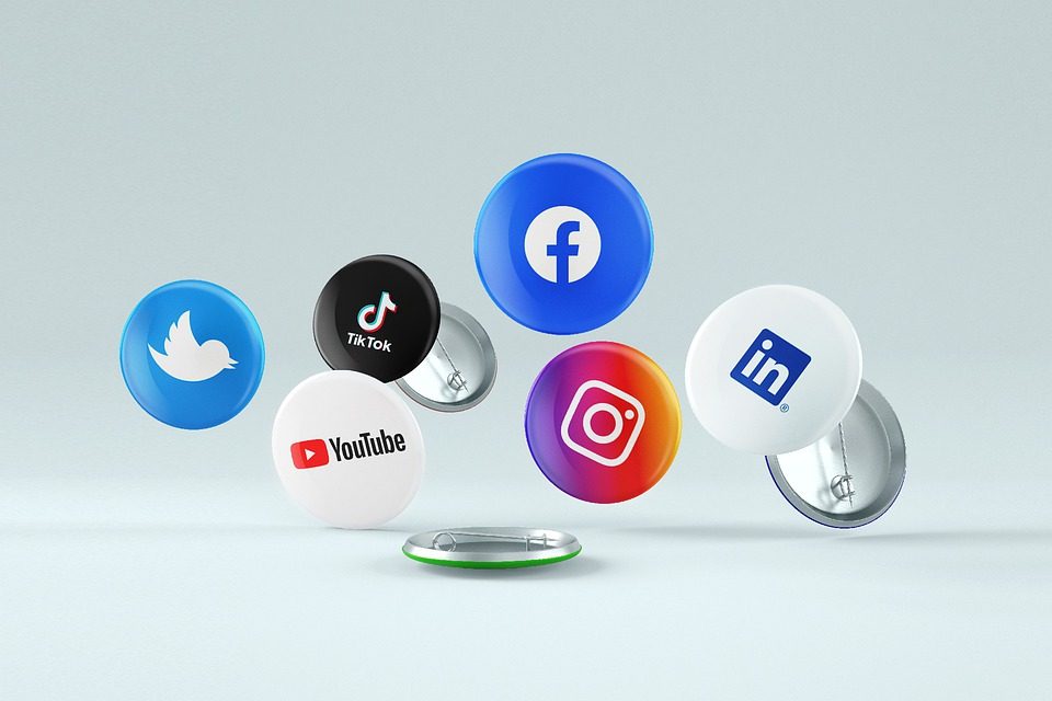 Ilustracion de iconos de redes sociales como Twitter, Facebook, Tiktok, Youtube, Instagram