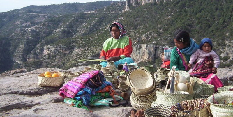 Mujeres tarahumaras en un mercado vendiendo sus artesanias en Chihuahua