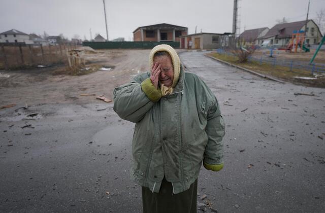Mujer ucraniana llora por la destruccion en la ciudad por la guerra con Rusia