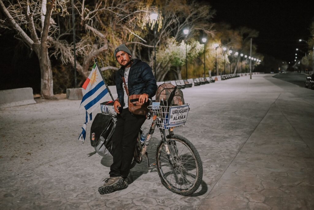 El uruguayo Tabare Alonso continuara con su recorrido por America en bicicleta