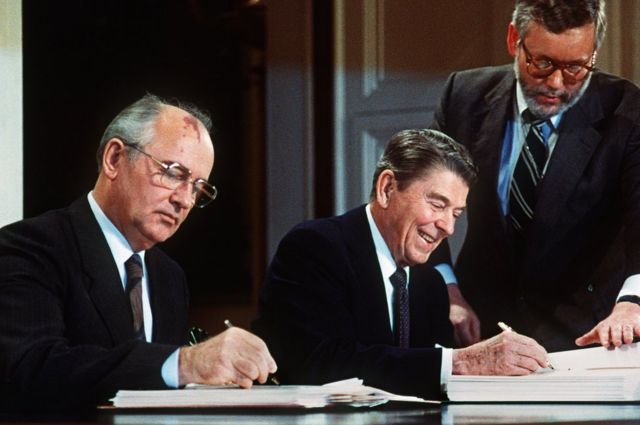 Ronald Reagan y Mijail Gorbachov firman un acuerdo durante la guerra fria