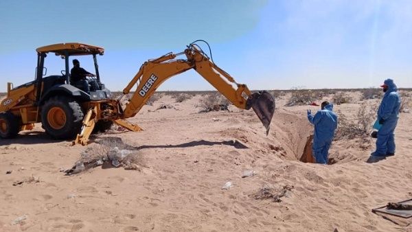 Grua cavando en la tierra en Cajeme para descubrir varias fosas