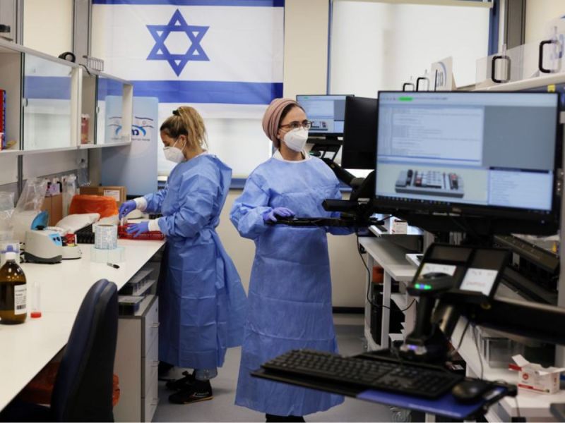 Personal israelí de salud investiga sobre la variante. FOTO: Reuters.