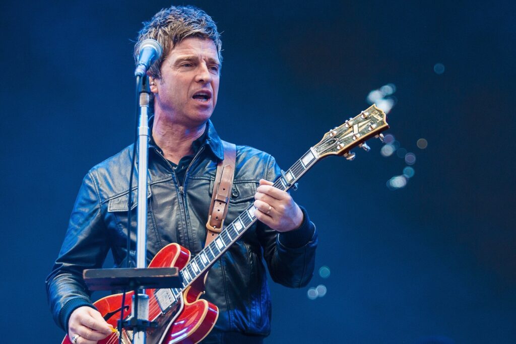 Noel Gallagher, guitarrista de la banda britanica Oasis en un concierto