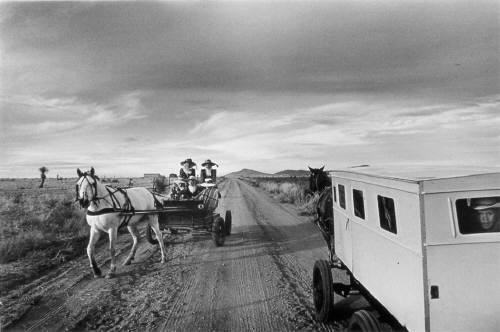 Mujeres menonita en carruaje. FOTO: Del portal Goodreads.