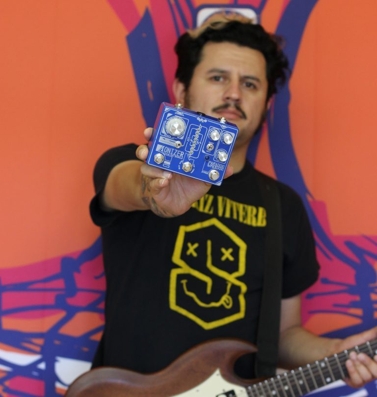 Efren Castro, fundador de la marca de pedales Paradox Effects de Tijuana