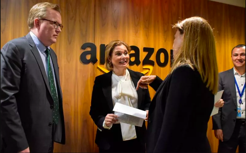 Gobernadora de Chihuahua firma convenio con empresa Amazon para capacitacion en la nube