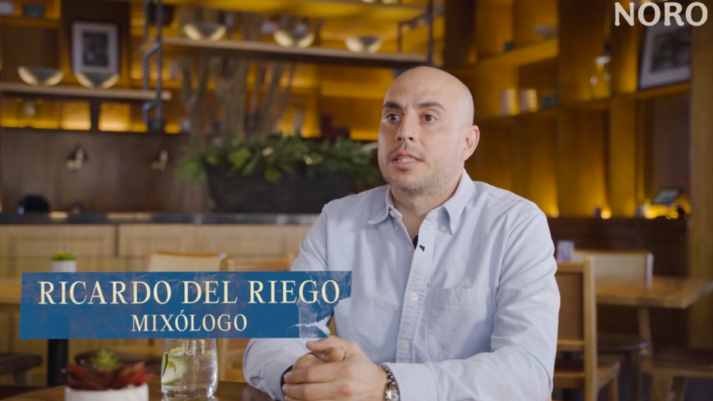 Ricardo Romero, mixologo, explica como preparar un buen trago con licor de bacanora
