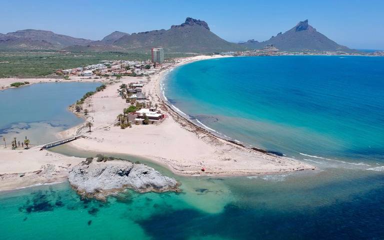 Paisaje de la playa y mar azul de San Carlos Guaymas
