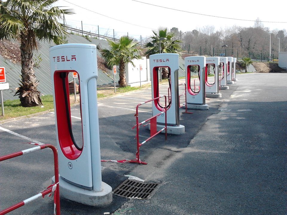 Estaciones de Tesla en Santa Ana. FOTO: Foros Coches Eléctricos.