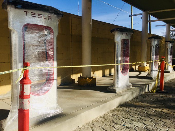 Estaciones Tesla con funda protectora. FOTO: Twitter de Jesús Alberto Ibarra.
