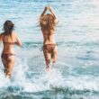 Mujeres disfrutando de una playa nudista