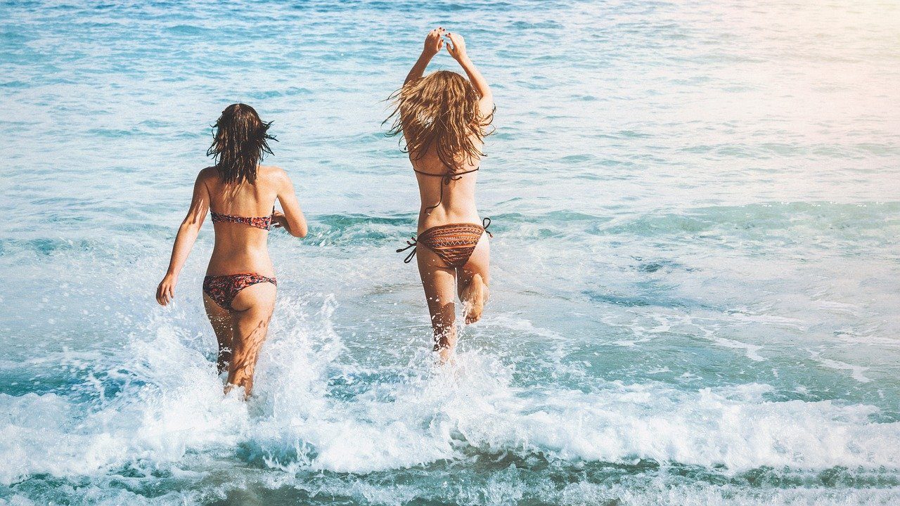 Mujeres disfrutando de una playa nudista